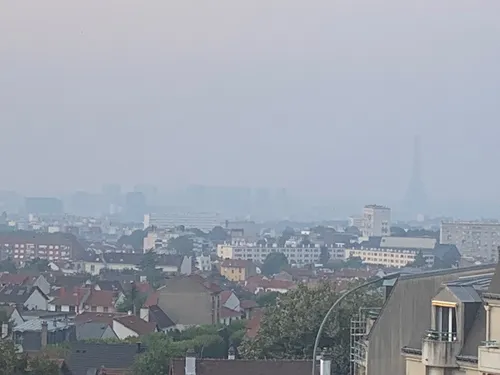 Brume et odeur de brûlé en Île-de-France : les pompiers appellent...