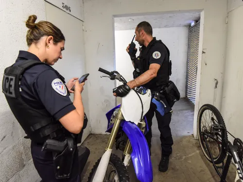 Rodéos urbains : deux policiers trainés sur plusieurs mètres en...