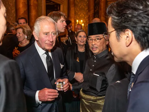 Le Roi Charles III et son épouse Camilla en région Parisienne :...