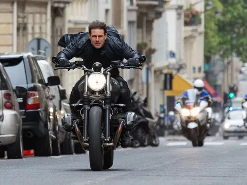 Course poursuite avec Tom Cruise cette nuit dans les rues de Paris