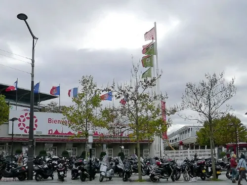 Trois grands vaccinodromes rouvrent leurs portes à Paris