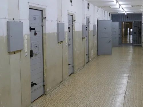 Fresnes : un détenu et 4 surveillants blessés après l’incendie...