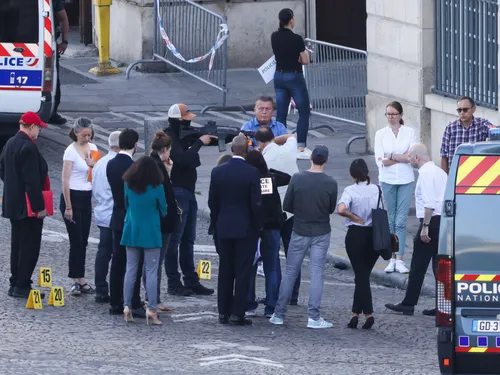 Reconstitution sur le Pont Neuf à Paris après les tirs mortels d’un...