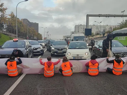 Des militants écologistes ont (encore) bloqué le périphérique...