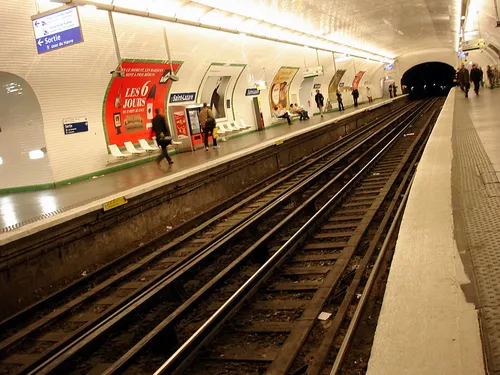 Paris : une SDF jugée pour avoir poussé une jeune femme sur les...