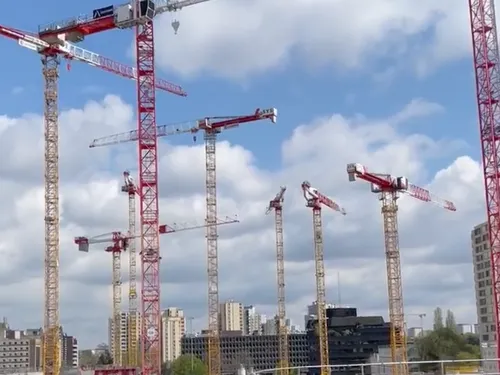 Des grues qui dansent : l’étrange ballet sur un chantier à Bobigny...