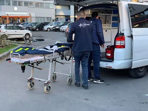 Paris : deux ambulanciers recherchés pour avoir laissé un homme...