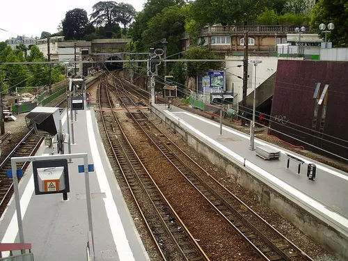 Saint-Cloud : happée sur plusieurs mètres par un train, son bras et...