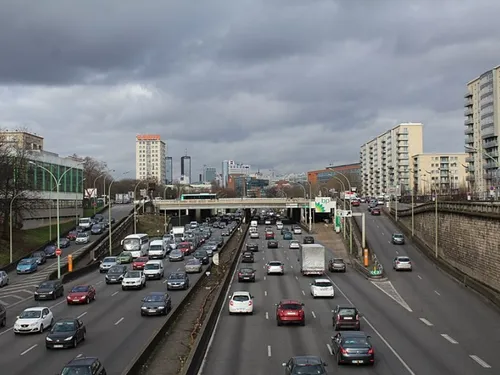 Des forains forcent un barrage de police sur le périphérique parisien