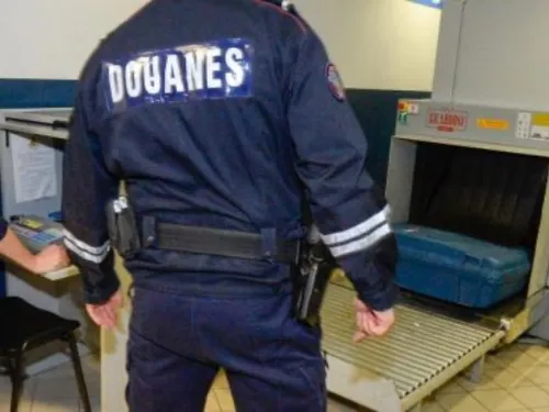 Trafic de cocaïne à Roissy : 11 personnes écrouées dont un douanier