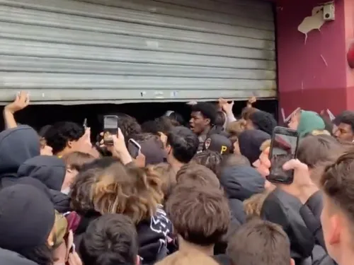 À Paris, le drop commercial pour des baskets Nike dégénère (vidéo)