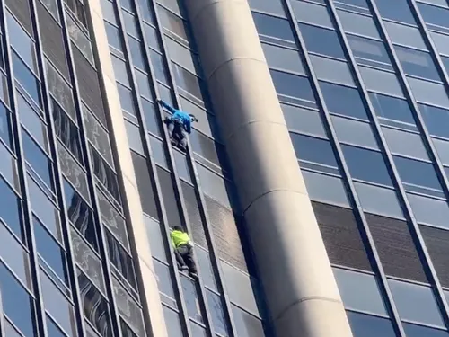Ils escaladent la tour Montparnasse à mains nues en soutien à...