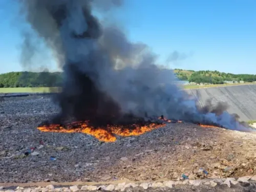 Incendie en Essonne : le feu circonscrit, les pompiers restent...