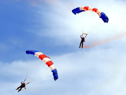 15 parachutistes largués au-dessus de Paris
