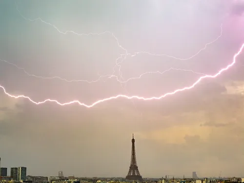 Orage de grêle : les images impressionnantes d’un avion foudroyé...