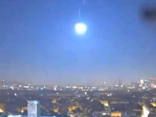 Un petit météore se désintègre dans le ciel au-dessus de Paris (vidéo)