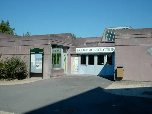 Trois enfants légèrement blessés par des tirs dans la cour de...
