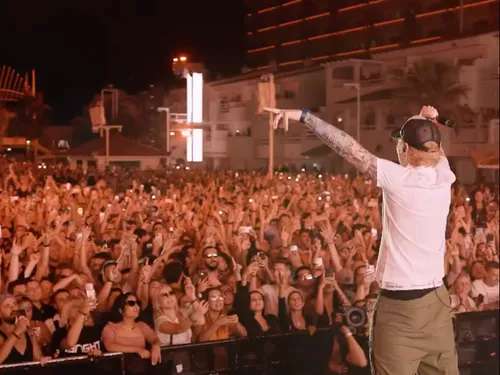 Ed Sheeran s’incruste pendant une prestation de David Guetta à Ibiza