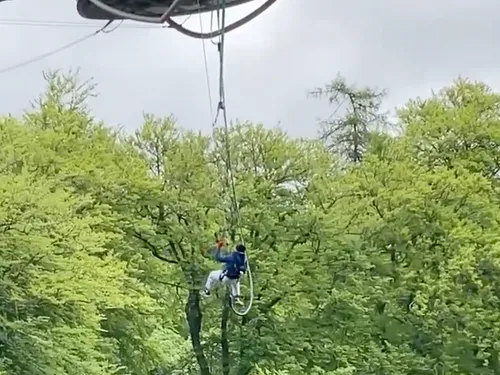 Un parisien se jette 765 fois dans le vide et bat un record du...