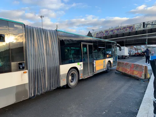 Un bus RATP filmé à contresens sur le périphérique à Paris