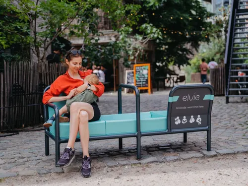 Briser un tabou : un banc d’allaitement est installé à Paris