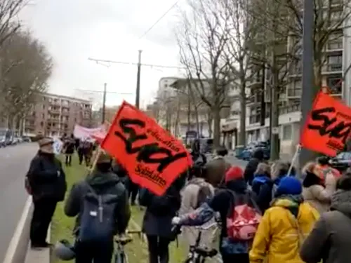 Manifestation sauvage : des profs défilent sur les rails du tram...