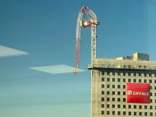 Une grue menace de s’effondrer depuis le toit de tour Hopen à La...