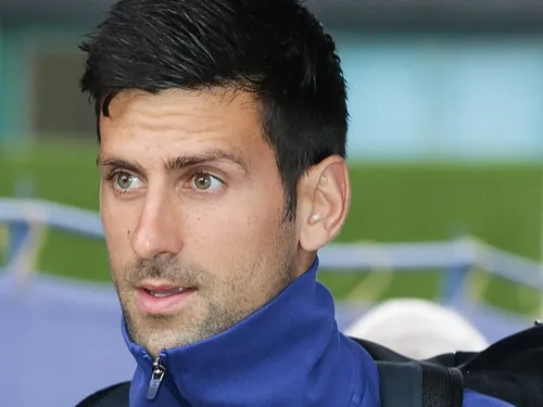 Paris : Novak Djokovic aide une dame dans le parc de Bercy (Vidéo)