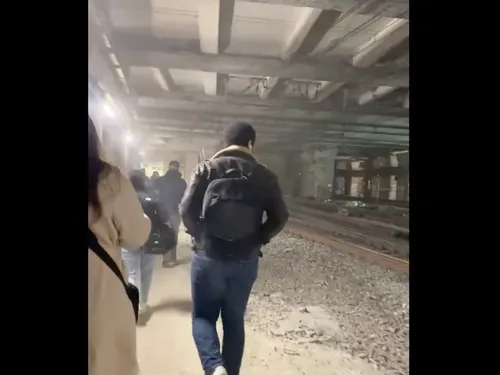 RER C bloqué : ils descendent sur les voies pour gagner du temps