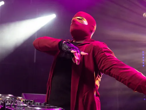 Sound Of Legend nous livre un remix du tube « You Keep Me Hangin’ On »