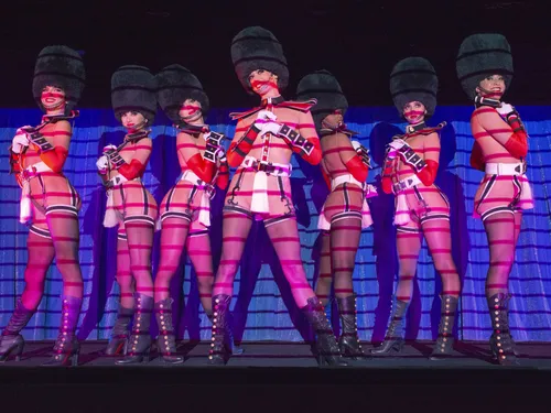 Le Crazy Horse, célèbre cabaret parisien, rouvre après 18 mois...