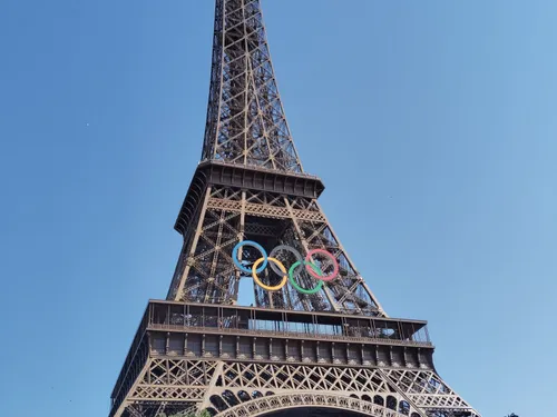 Les anneaux olympiques retirés de la Tour Eiffel