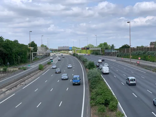 Pour limiter les nuisances sonores, la limitation de vitesse sera...