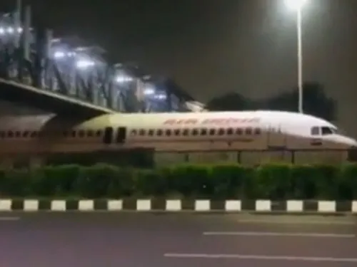 Un avion coincé sous un pont (Vidéo)
