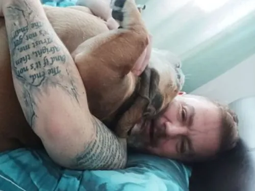 Illusion d’optique : un homme confondu avec son chien (Photo)