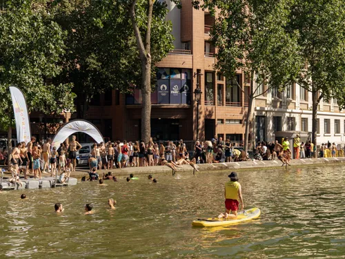 Le canal Saint-Martin devient la piscine la plus cool de Paris