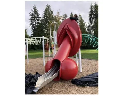 Paris : non, la mairie n’a pas installé de toboggan en forme de...