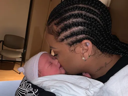 Attention, Rihanna n’a pas posté des photos d’elle avec son bébé