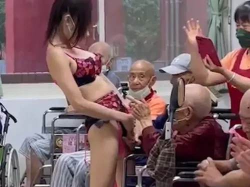 Une strip-teaseuse engagée pour faire le show dans une maison de...