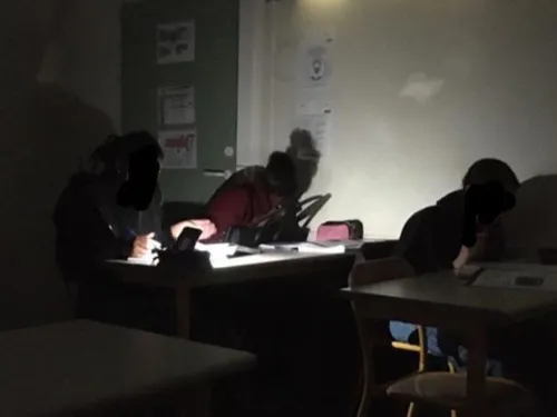 Des élèves dans le froid et le noir : un appel à des « travaux...