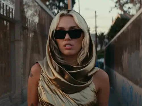 Flowers : Miley Cyrus vient-elle de signer la meilleure « revenge...