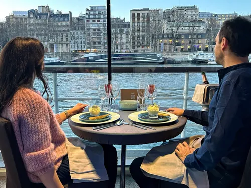 Bateaux Parisiens : avec le menu St-Valentin, faites flotter un air...