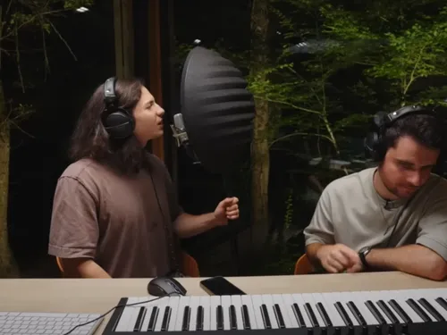 Petit Biscuit s'associe au youtubeur Amixem et sort un hit en 24...