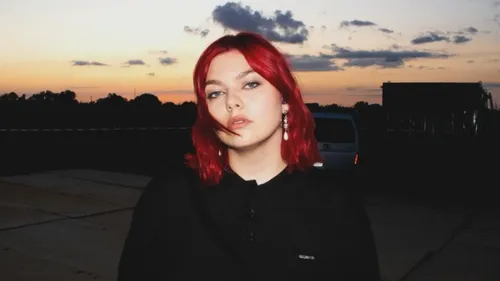 Louane dévoile le moodboard de son nouvel album « Watch out »