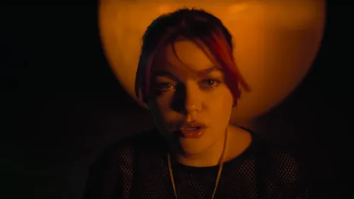 Louane dévoile les blessures de son enfance dans son nouveau clip
