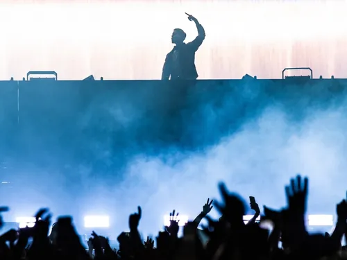 Calvin Harris en mode summer avec « Blessings »
