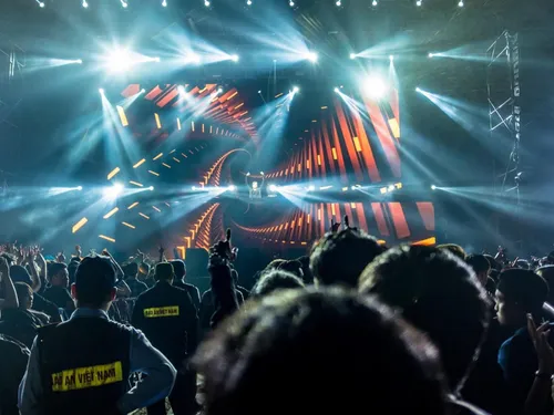 Une rave hardcore s'installe près de Paris !