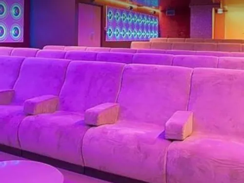 Un cinéma vintage a rouvert ses portes près des Champs Elysées.