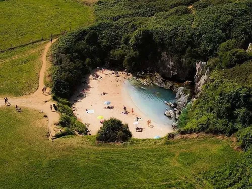 Insolite : la plage de Gulpiyuri en Espagne !