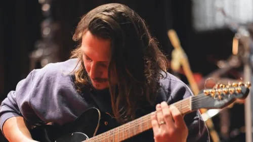 DaviD dévoile le single « Si seulement » et repart sur scène en juin